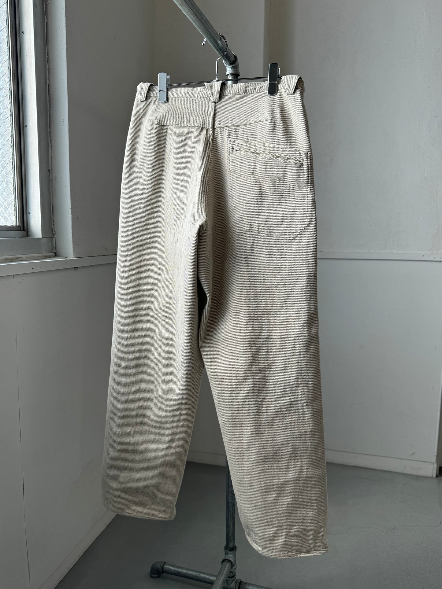 Motiv Mfg /モチーフ マニファクチャリング / "Pleat denim Trousers"