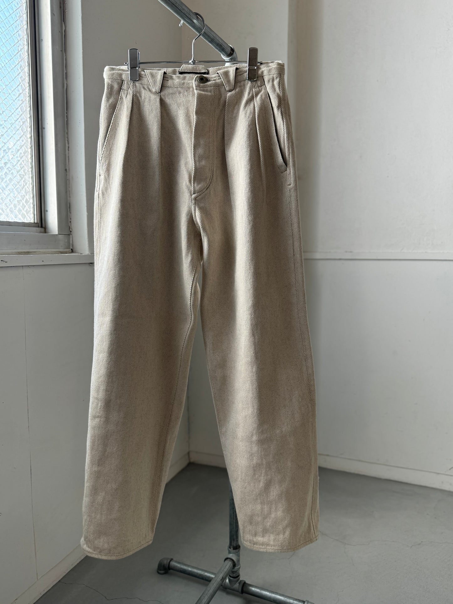 Motiv Mfg /モチーフ マニファクチャリング / "Pleat denim Trousers"