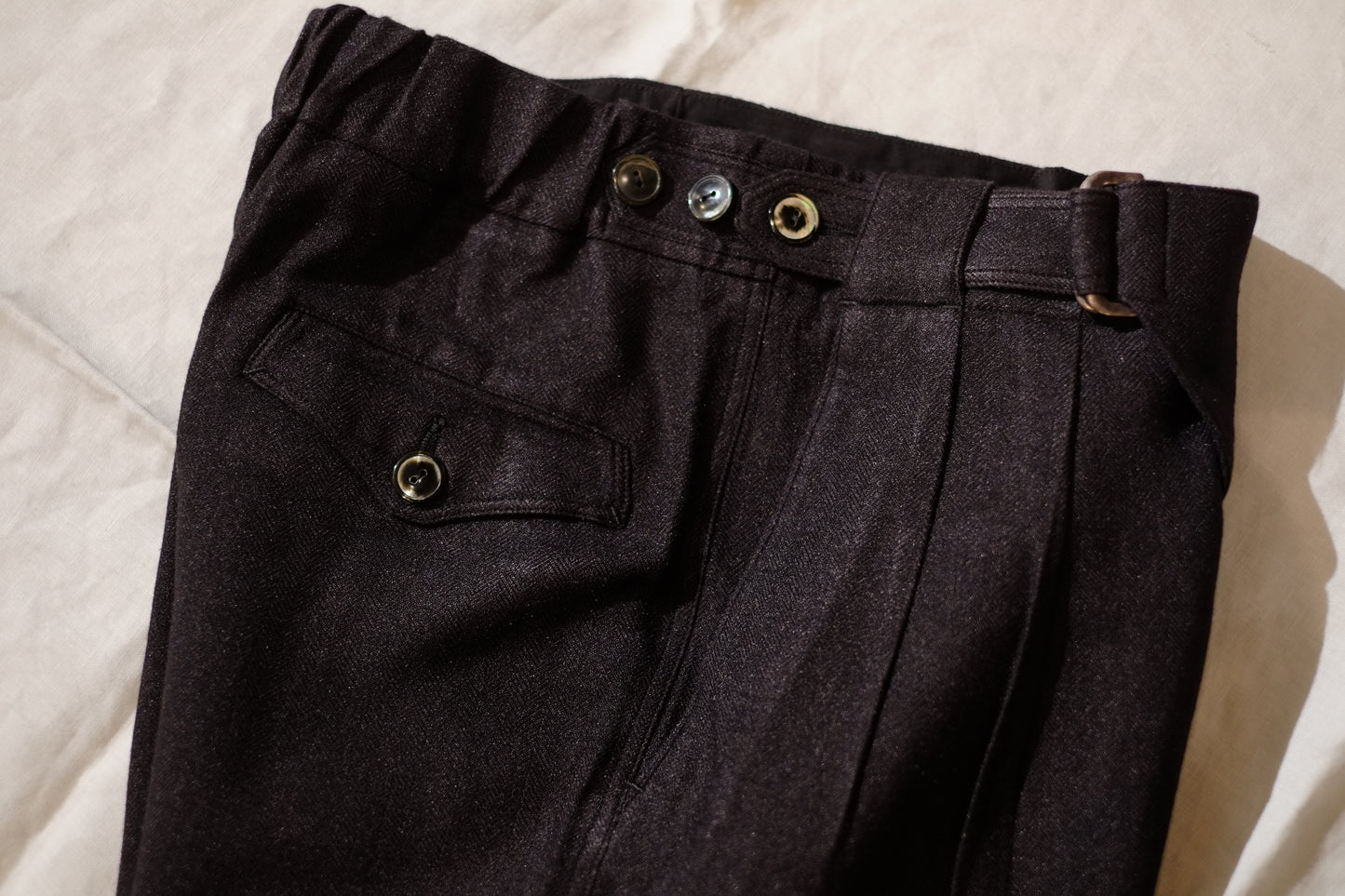 Motiv Mfg /モチーフ マニファクチャリング "Oblique Trousers”