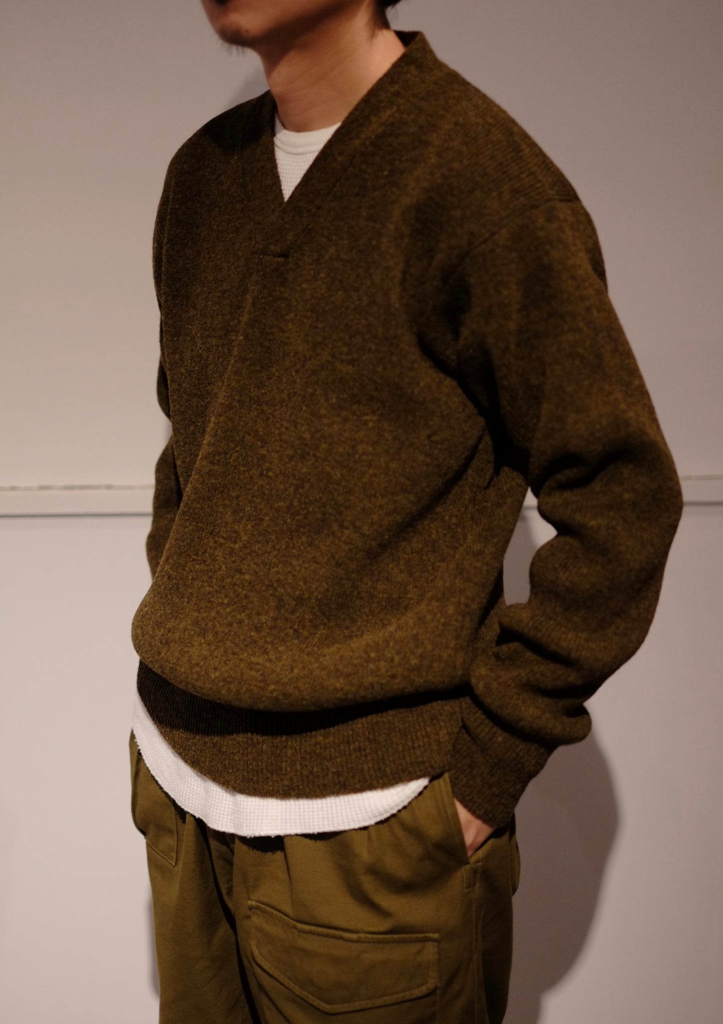 slopeslow / スロープスロー "Cross V neck sweater Hard twist shetland wool”
