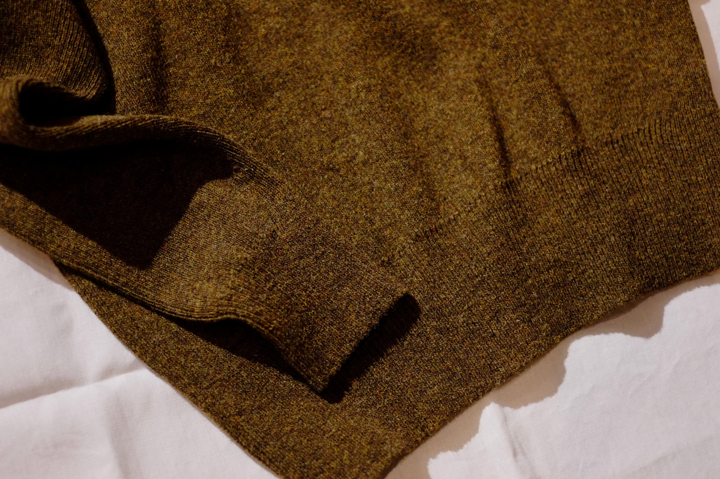 slopeslow / スロープスロー "Cross V neck sweater Hard twist shetland wool”