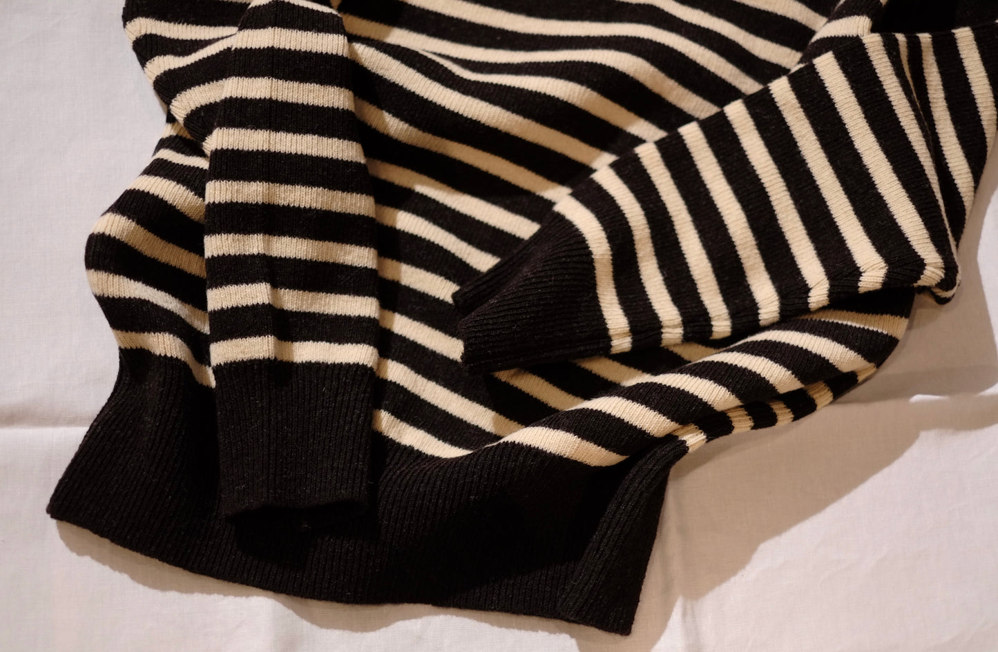 slopeslow / スロープスロー "Cross V neck sweater Hard twist shetland wool”