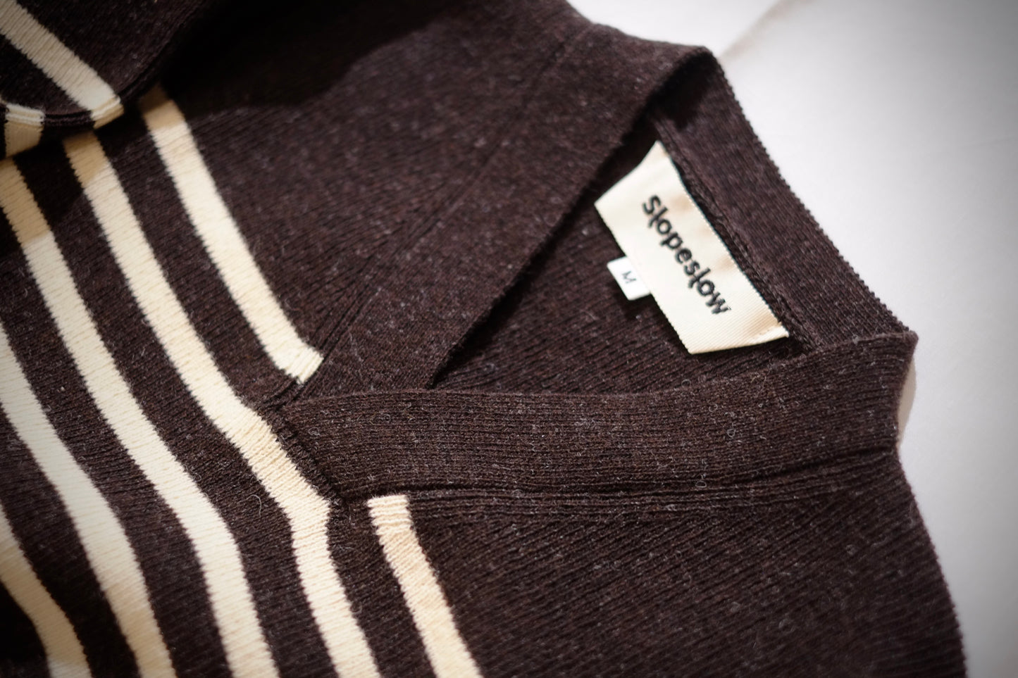 slopeslow / スロープスロー "Cross V neck sweater Hard twist shetland wool”
