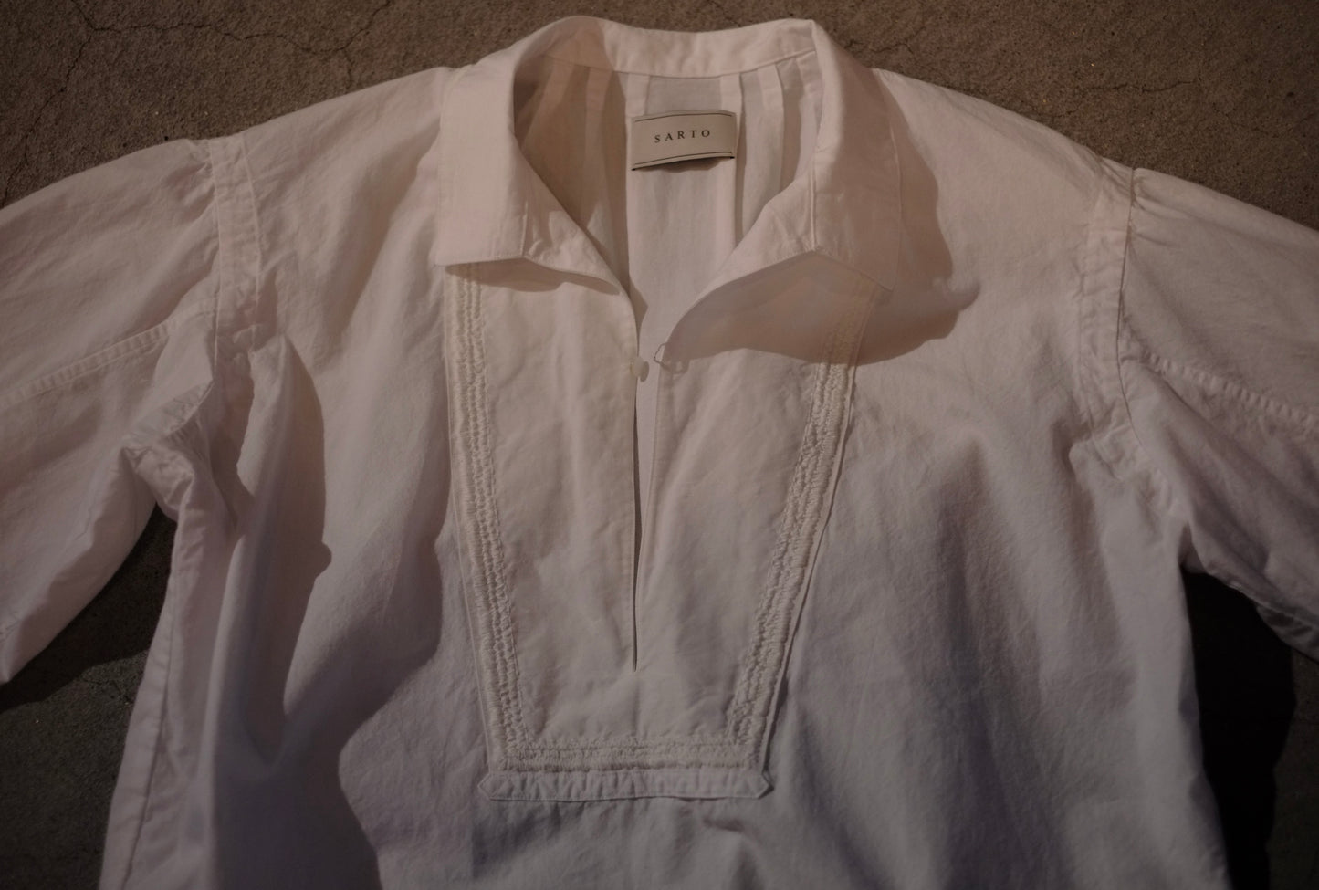 25SS SARTO / サルト “TUCKED SLEEVE EMBROIDERY BLOUSE”