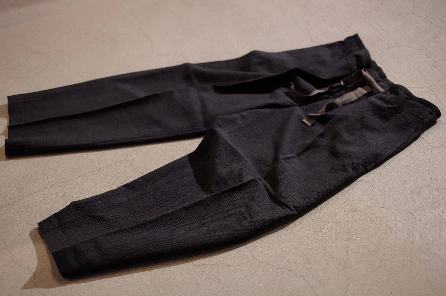 25SS Motiv mfg / モチーフマニュファクチャリング "Free Pleats Trousers"