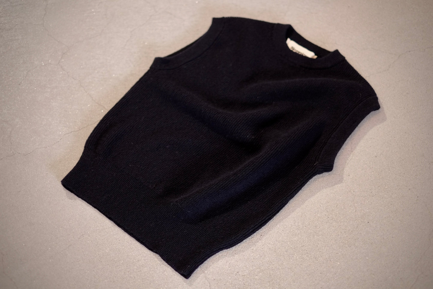 slopeslow / スロープスロー “Crew neck vest”